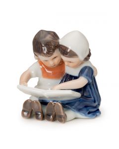 Bimbi che leggono Statuina